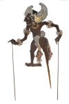 Bima. MNE: AV.493. Krobokan, Bali, Indonésia. 24 x 66,5 cm. Imagem de António Rento. Representa um dos cinco príncipes Pandawa, filho do Rei Pandu e de Kunti, no repertório Mahabharata. A sua figura é facilmente reconhecida pela marca de nascimento, uma garra pontiaguda em cada mão, elemento comum com o seu pai Bayu e com Anoman.